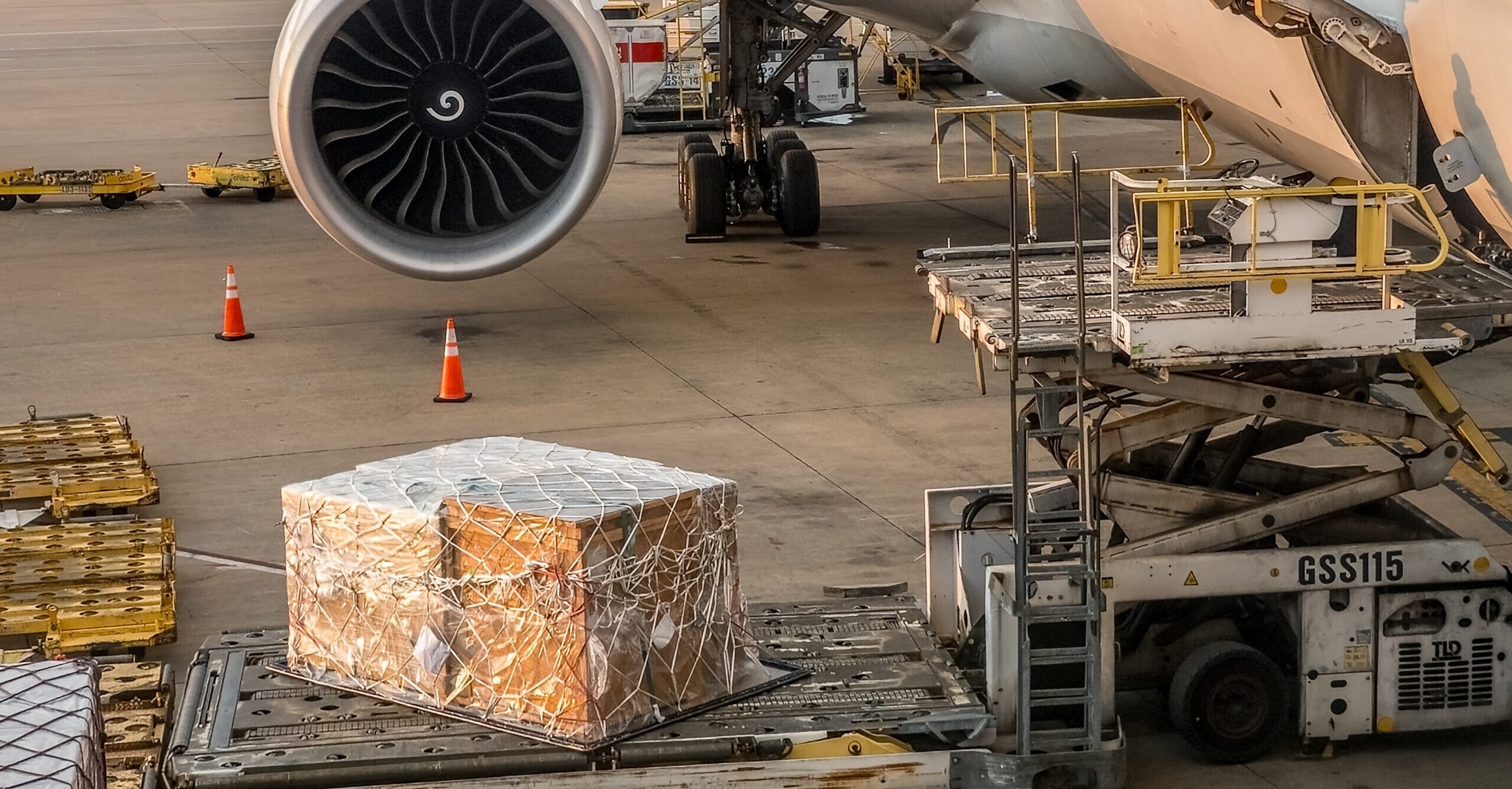 Package/pallet on tarmac, awaiting to be shipped, eliminating temperature excursions